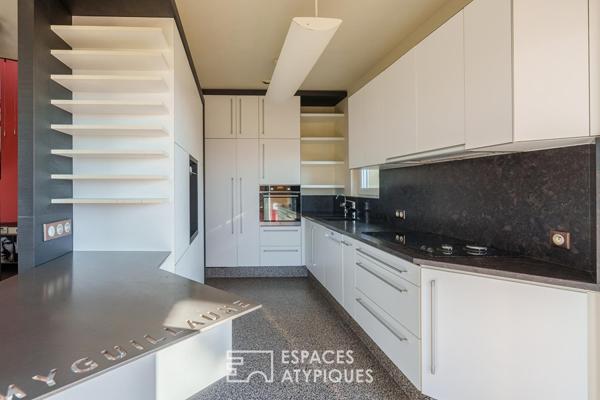 Maison au décor singulier et vue panoramique