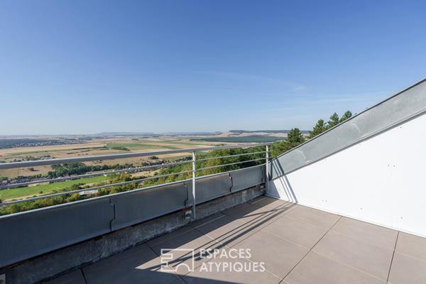 Maison au décor singulier et vue panoramique