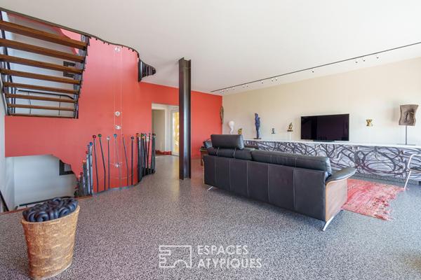 Maison au décor singulier et vue panoramique