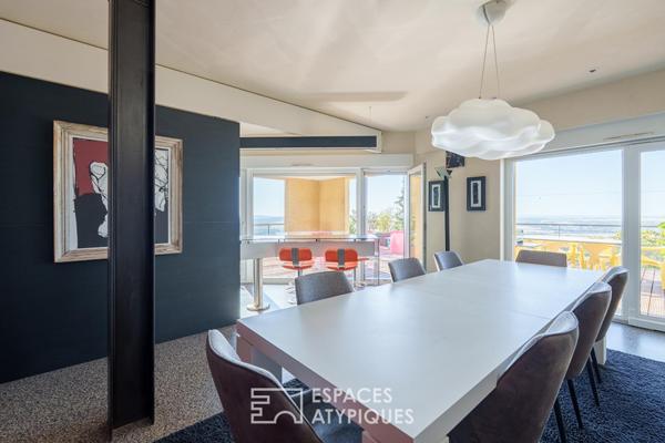 Maison au décor singulier et vue panoramique