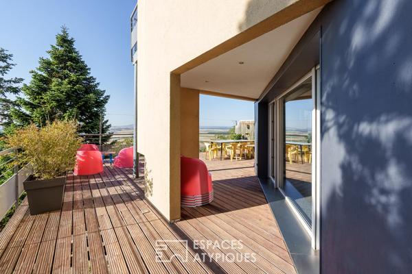 Maison au décor singulier et vue panoramique