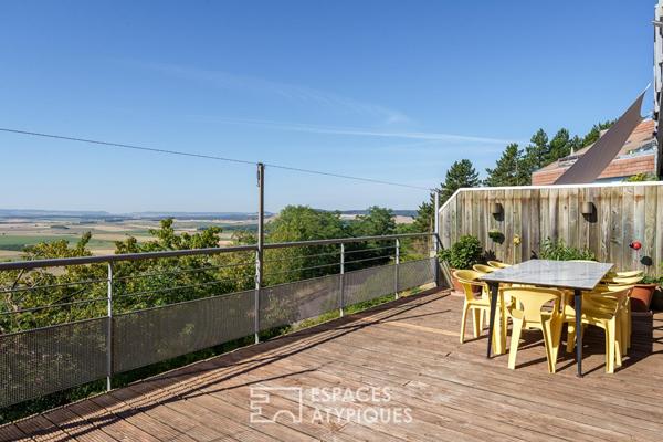 Maison au décor singulier et vue panoramique