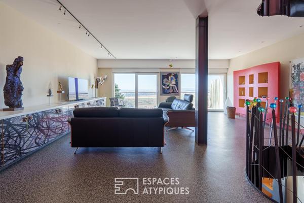 Maison au décor singulier et vue panoramique