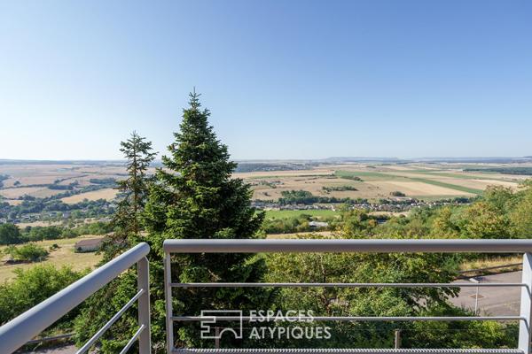 Maison au décor singulier et vue panoramique