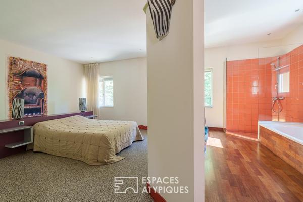 Maison au décor singulier et vue panoramique