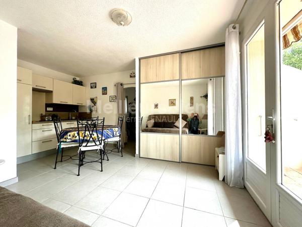 Studio cabine en rez de jardin avec parking privatif et cave