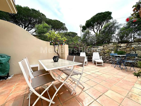 Studio cabine en rez de jardin avec parking privatif et cave