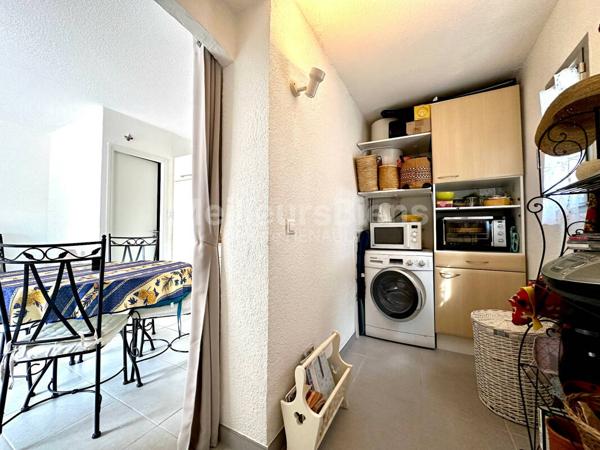 Studio cabine en rez de jardin avec parking privatif et cave