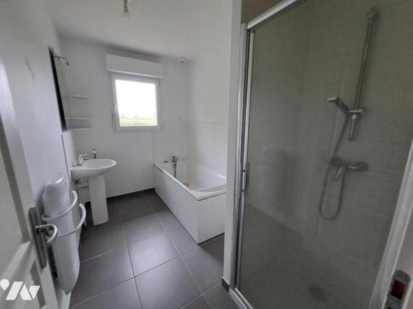  Sur 2217 m²,    a proximité accès autoroute