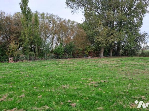  Sur 2217 m²,    a proximité accès autoroute