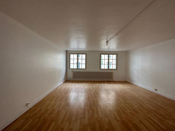 Votre agence l'Adresse vous présente ce spacieux F4 situé en plein coeur du centre-ville de BOLBEC