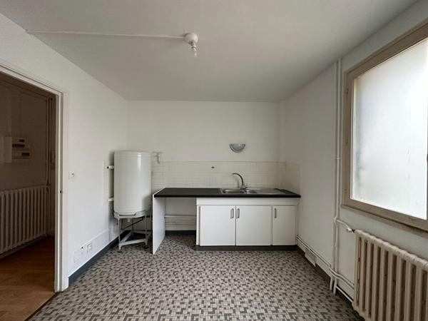 Votre agence l'Adresse vous présente ce spacieux F4 situé en plein coeur du centre-ville de BOLBEC