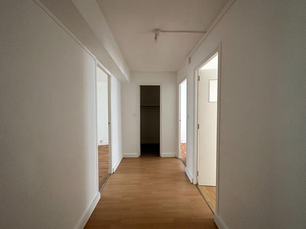 Votre agence l'Adresse vous présente ce spacieux F4 situé en plein coeur du centre-ville de BOLBEC