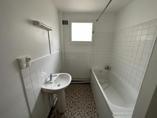 Votre agence l'Adresse vous présente ce spacieux F4 situé en plein coeur du centre-ville de BOLBEC