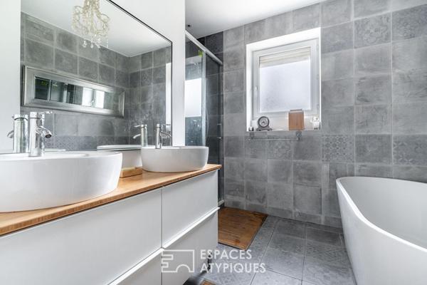 Maison au fond d’une impasse avec piscine