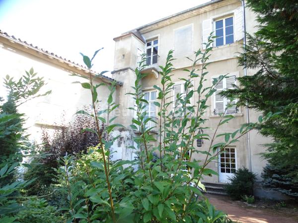 Maison bourgeoise avec grandes dépendances et caves