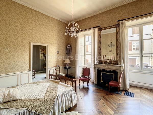 Maison bourgeoise avec grandes dépendances et caves