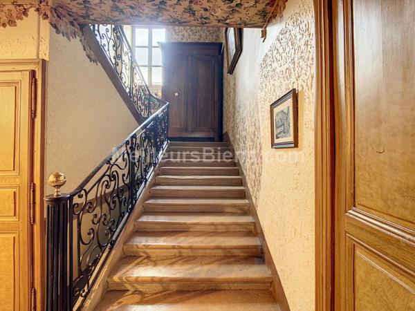 Maison bourgeoise avec grandes dépendances et caves