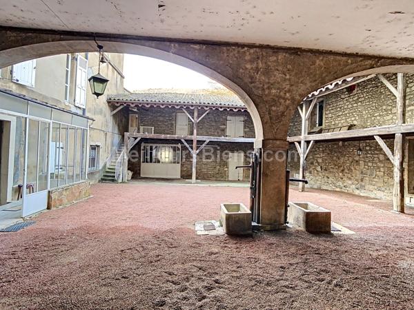 Maison bourgeoise avec grandes dépendances et caves