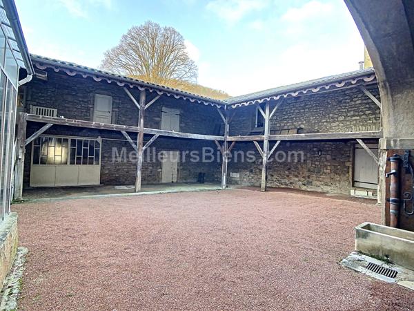 Maison bourgeoise avec grandes dépendances et caves