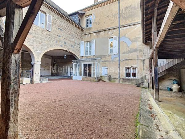 Maison bourgeoise avec grandes dépendances et caves