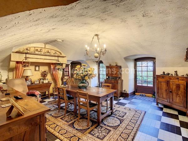 Maison bourgeoise avec grandes dépendances et caves