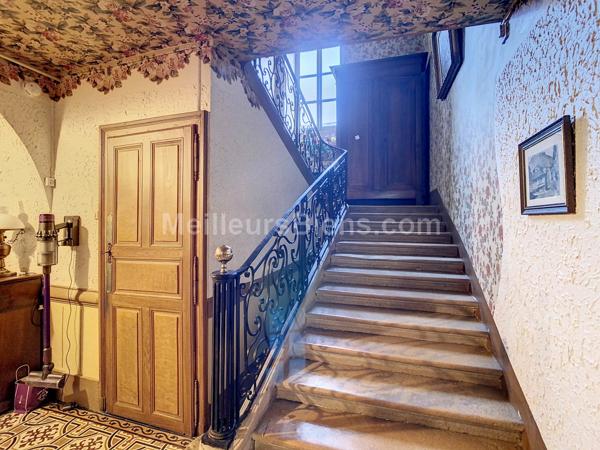 Maison bourgeoise avec grandes dépendances et caves