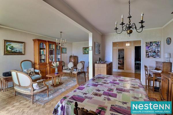 Rare sur le secteur : lumineux appartement familial T5 de 101 m² dans résidence sécurisée, proche métro Cusset.