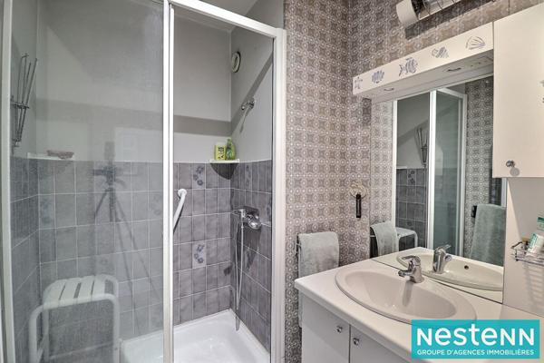 Rare sur le secteur : lumineux appartement familial T5 de 101 m² dans résidence sécurisée, proche métro Cusset.