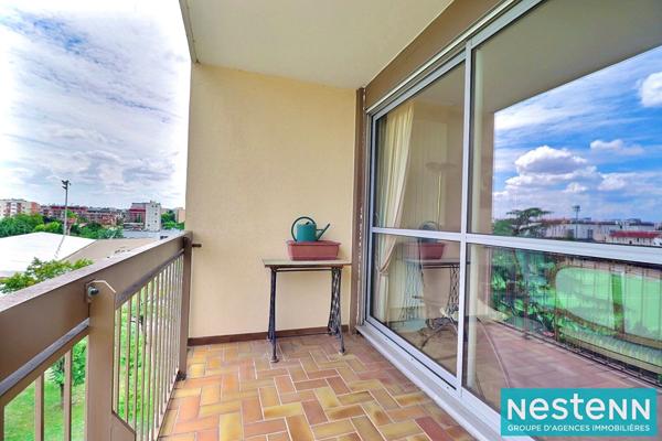 Rare sur le secteur : lumineux appartement familial T5 de 101 m² dans résidence sécurisée, proche métro Cusset.