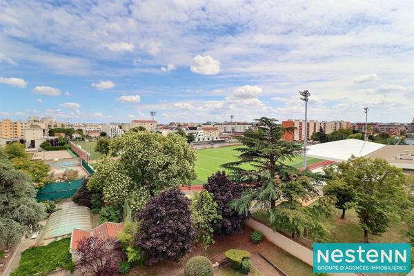 Rare sur le secteur : lumineux appartement familial T5 de 101 m² dans résidence sécurisée, proche métro Cusset.