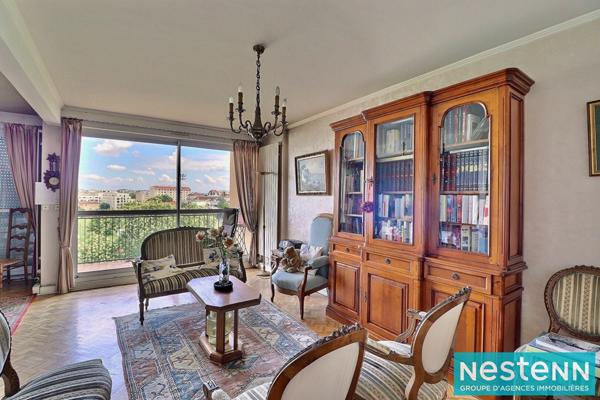 Rare sur le secteur : lumineux appartement familial T5 de 101 m² dans résidence sécurisée, proche métro Cusset.