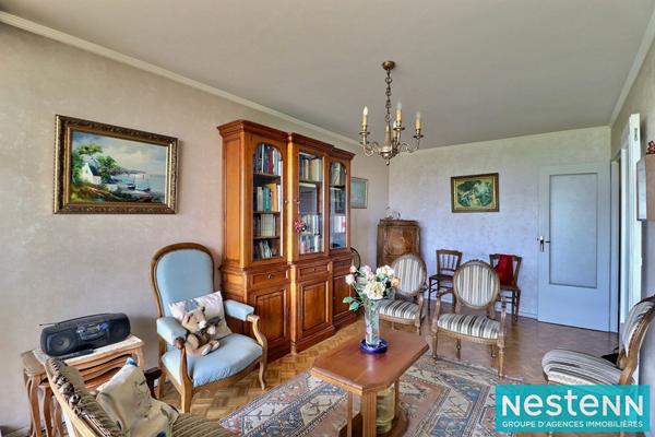 Rare sur le secteur : lumineux appartement familial T5 de 101 m² dans résidence sécurisée, proche métro Cusset.