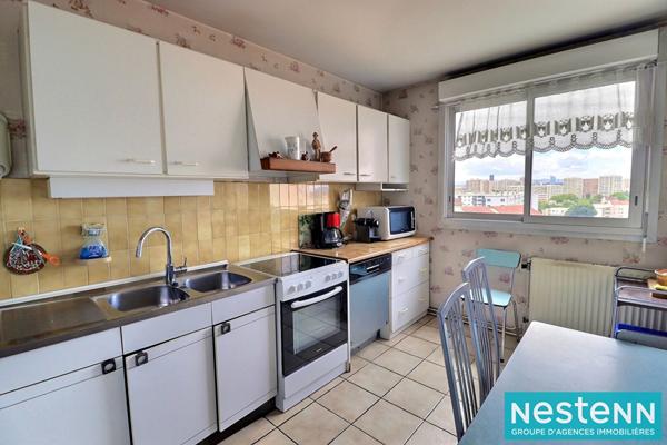 Rare sur le secteur : lumineux appartement familial T5 de 101 m² dans résidence sécurisée, proche métro Cusset.