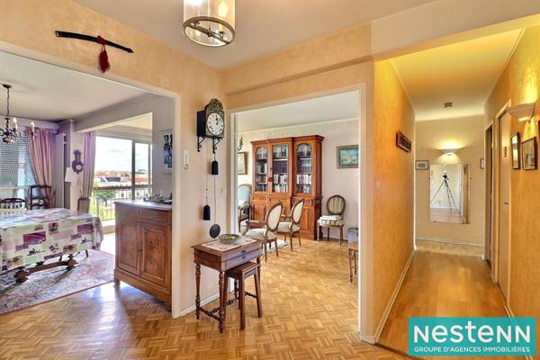 Rare sur le secteur : lumineux appartement familial T5 de 101 m² dans résidence sécurisée, proche métro Cusset.