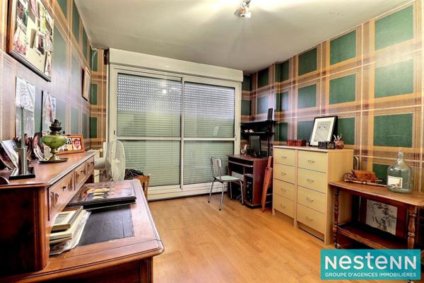 Rare sur le secteur : lumineux appartement familial T5 de 101 m² dans résidence sécurisée, proche métro Cusset.