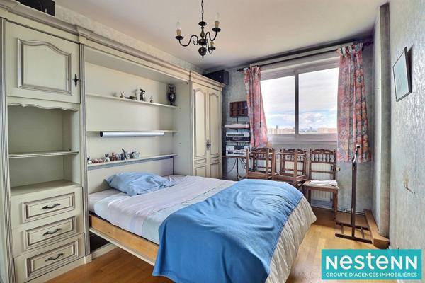 Rare sur le secteur : lumineux appartement familial T5 de 101 m² dans résidence sécurisée, proche métro Cusset.