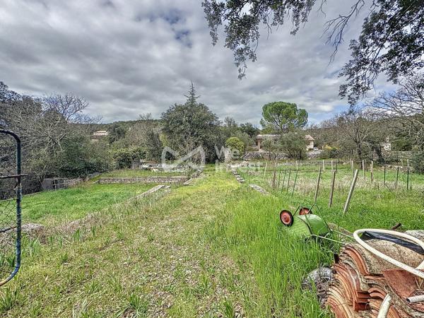 Terrain constructible 2400 m² à Saint-Hippolyte-du-Fort