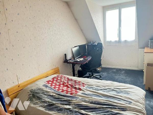 Dans quartier pavillonnaire calme à PLESSIS LE ROI, proche de toutes commodités, maison d'env. ...