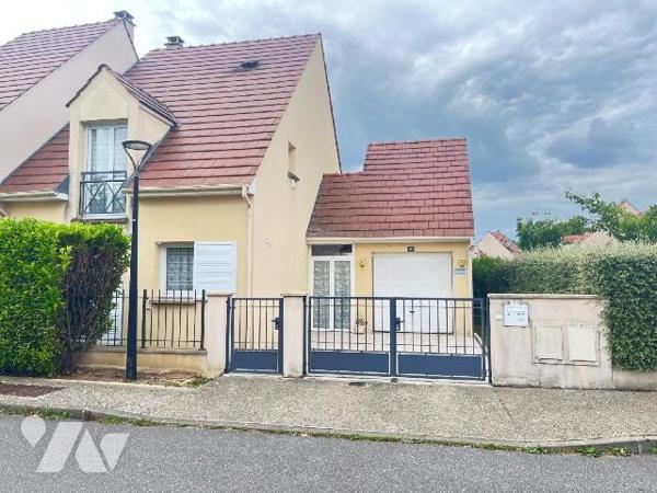 Dans quartier pavillonnaire calme à PLESSIS LE ROI, proche de toutes commodités, maison d'env. ...