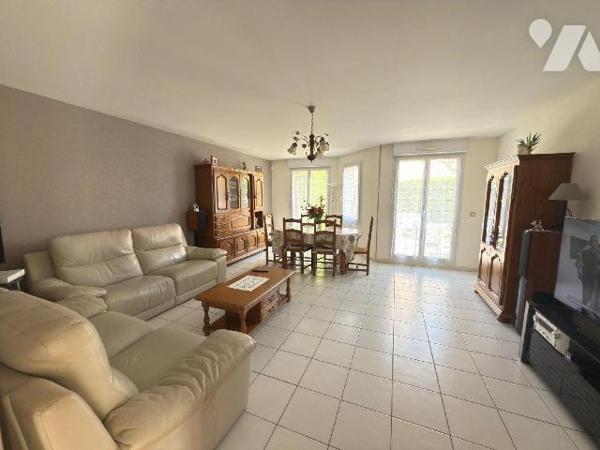Dans quartier pavillonnaire calme à PLESSIS LE ROI, proche de toutes commodités, maison d'env. ...