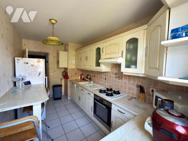 Dans quartier pavillonnaire calme à PLESSIS LE ROI, proche de toutes commodités, maison d'env. ...