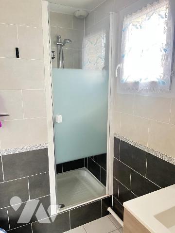 Dans quartier pavillonnaire calme à PLESSIS LE ROI, proche de toutes commodités, maison d'env. ...