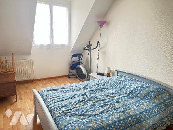 Dans quartier pavillonnaire calme à PLESSIS LE ROI, proche de toutes commodités, maison d'env. ...