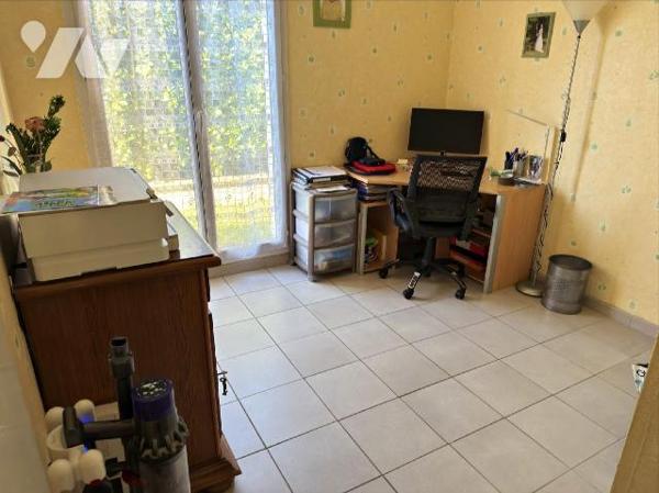 Dans quartier pavillonnaire calme à PLESSIS LE ROI, proche de toutes commodités, maison d'env. ...