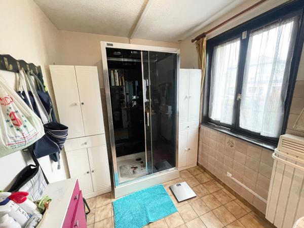 Maison F6 sur sous sol avec terrain, garage, parking