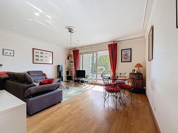 Appartement T3 traversant avec balcon, vue dégagée, garage et cave, commerces, écoles, C9.