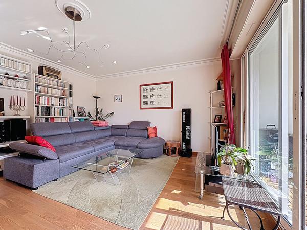 Appartement T3 traversant avec balcon, vue dégagée, garage et cave, commerces, écoles, C9.