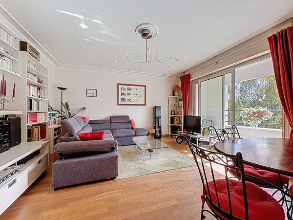 Appartement T3 traversant avec balcon, vue dégagée, garage et cave, commerces, écoles, C9.