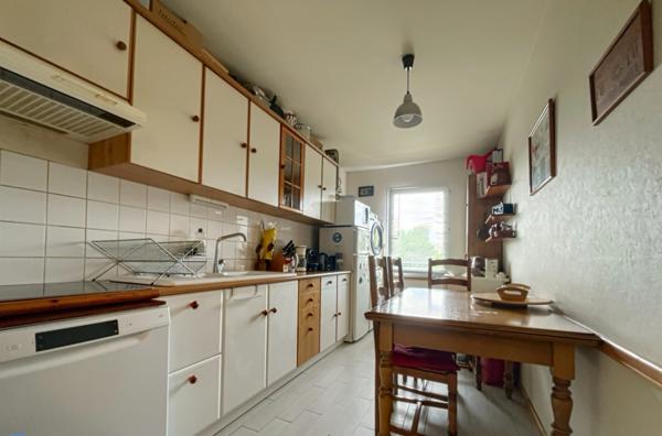 Appartement T3 traversant avec balcon, vue dégagée, garage et cave, commerces, écoles, C9.